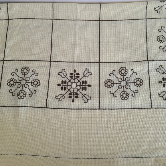 Vintage Handmade 70s-80s Cream/Yellow Cross Stitch Floral Tablecloth 45x43 in - Picture 4 of 6